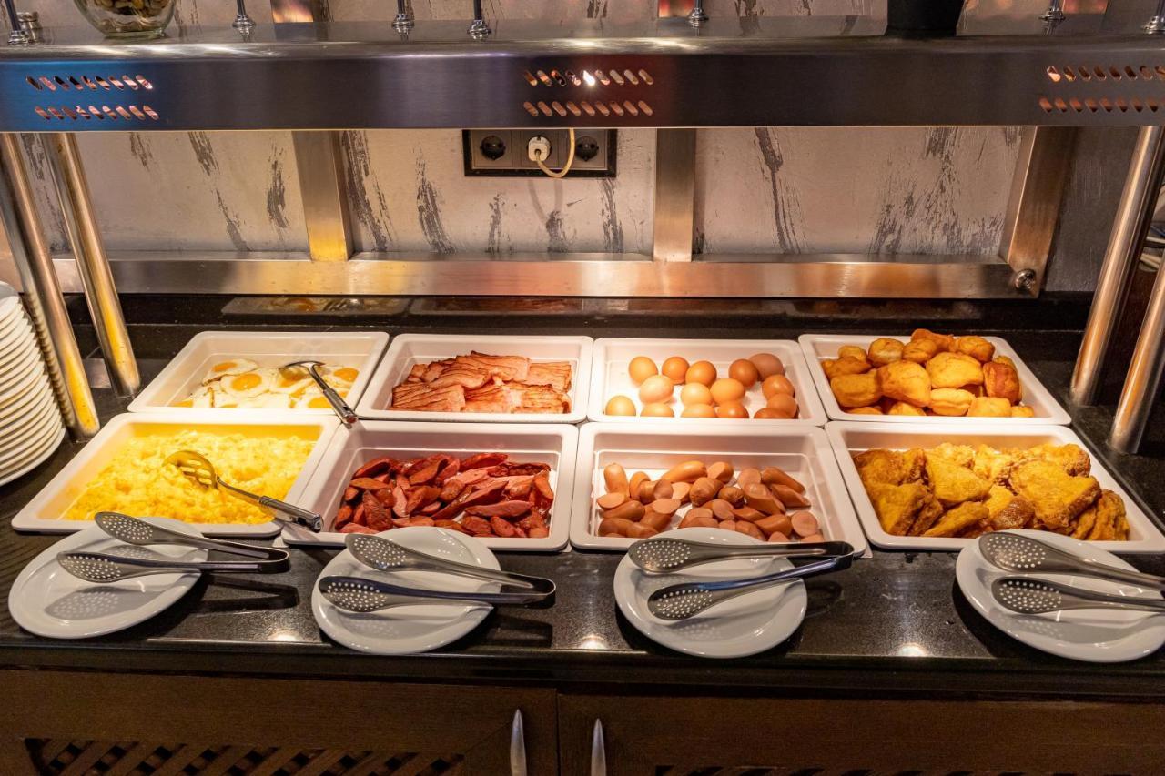 Spa Hotel Persenk Devin Luaran gambar A bain-marie with food