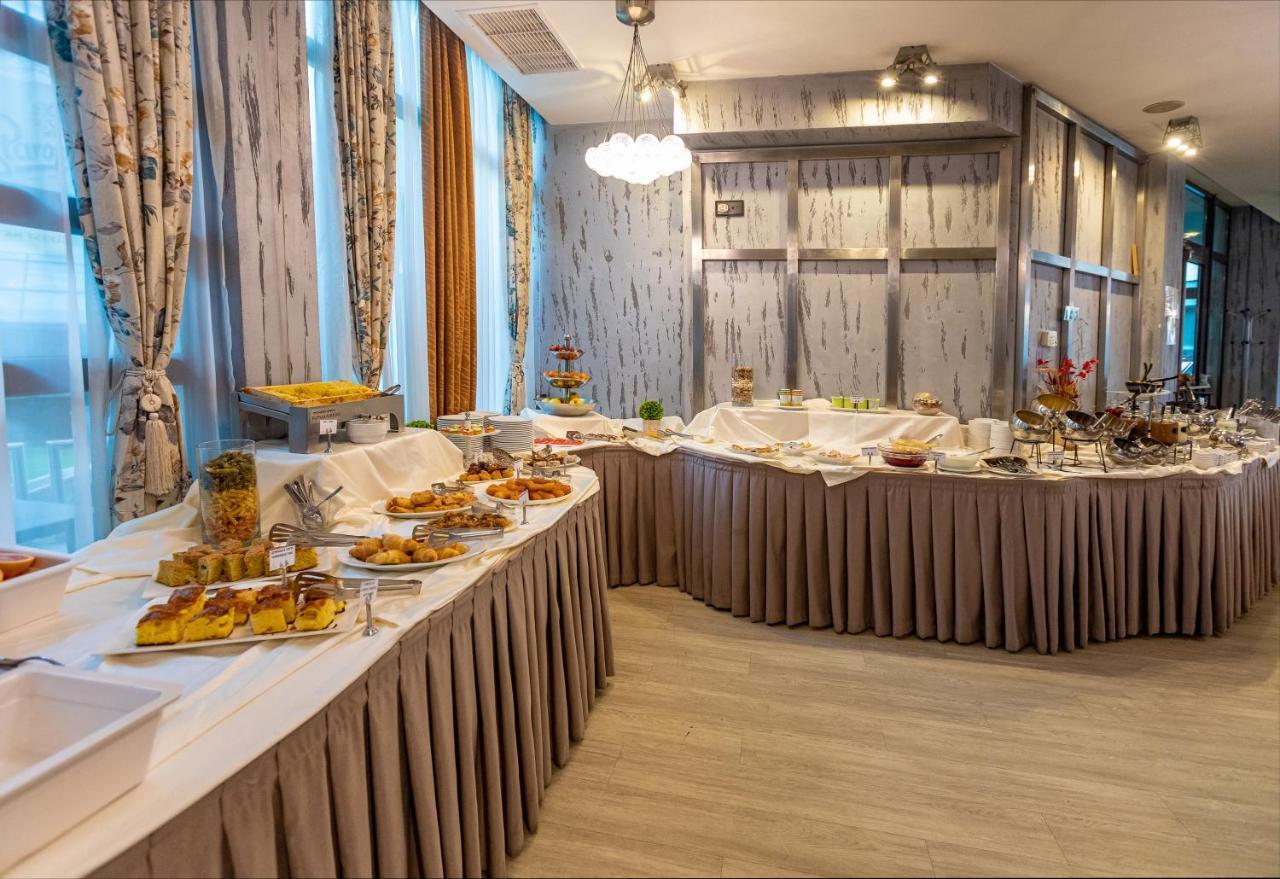 Spa Hotel Persenk Devin Luaran gambar A buffet at a hotel