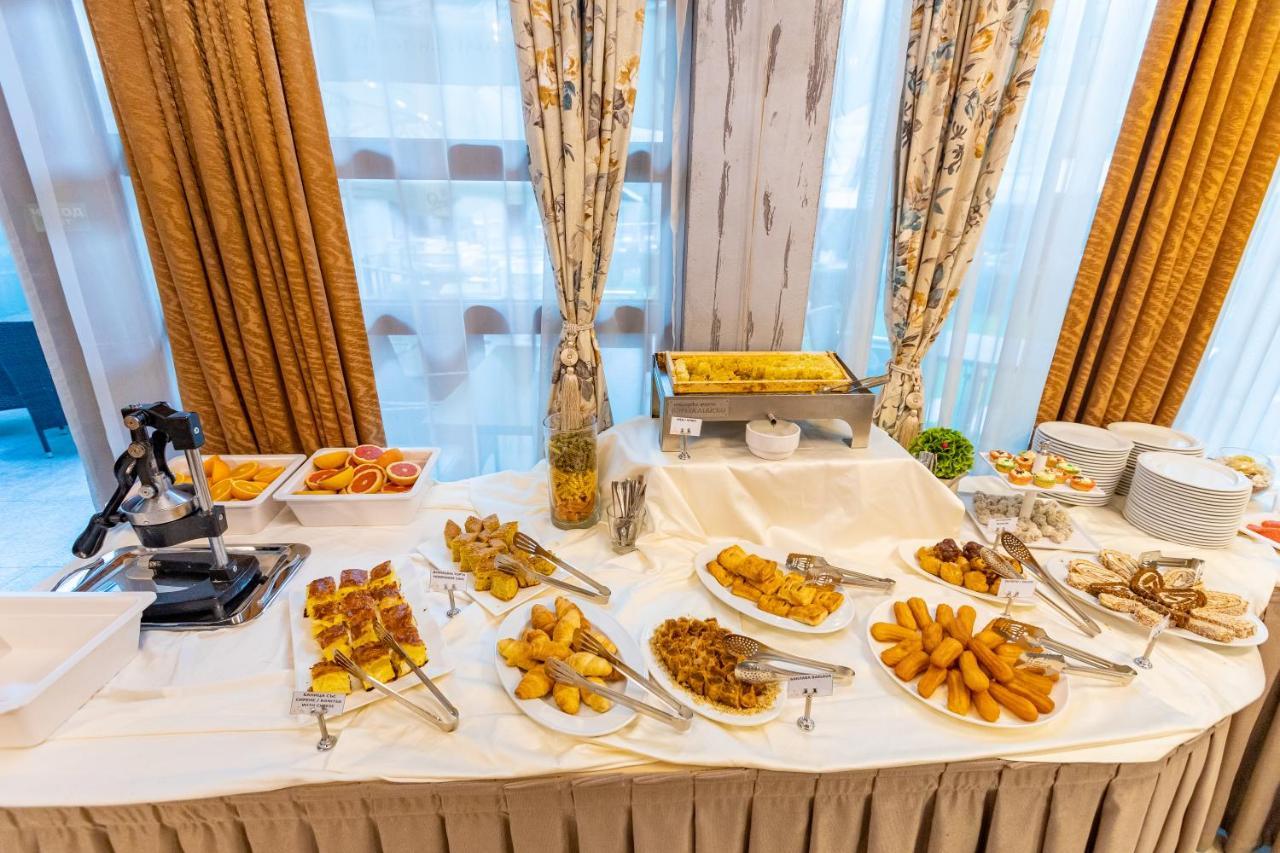 Spa Hotel Persenk Devin Luaran gambar A buffet table with a selection of Indian snacks