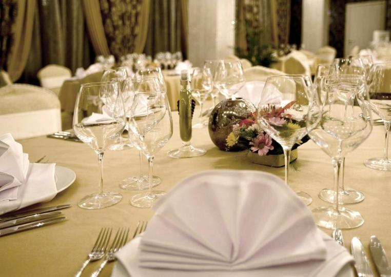 Spa Hotel Persenk Devin Luaran gambar A table set for a formal dinner