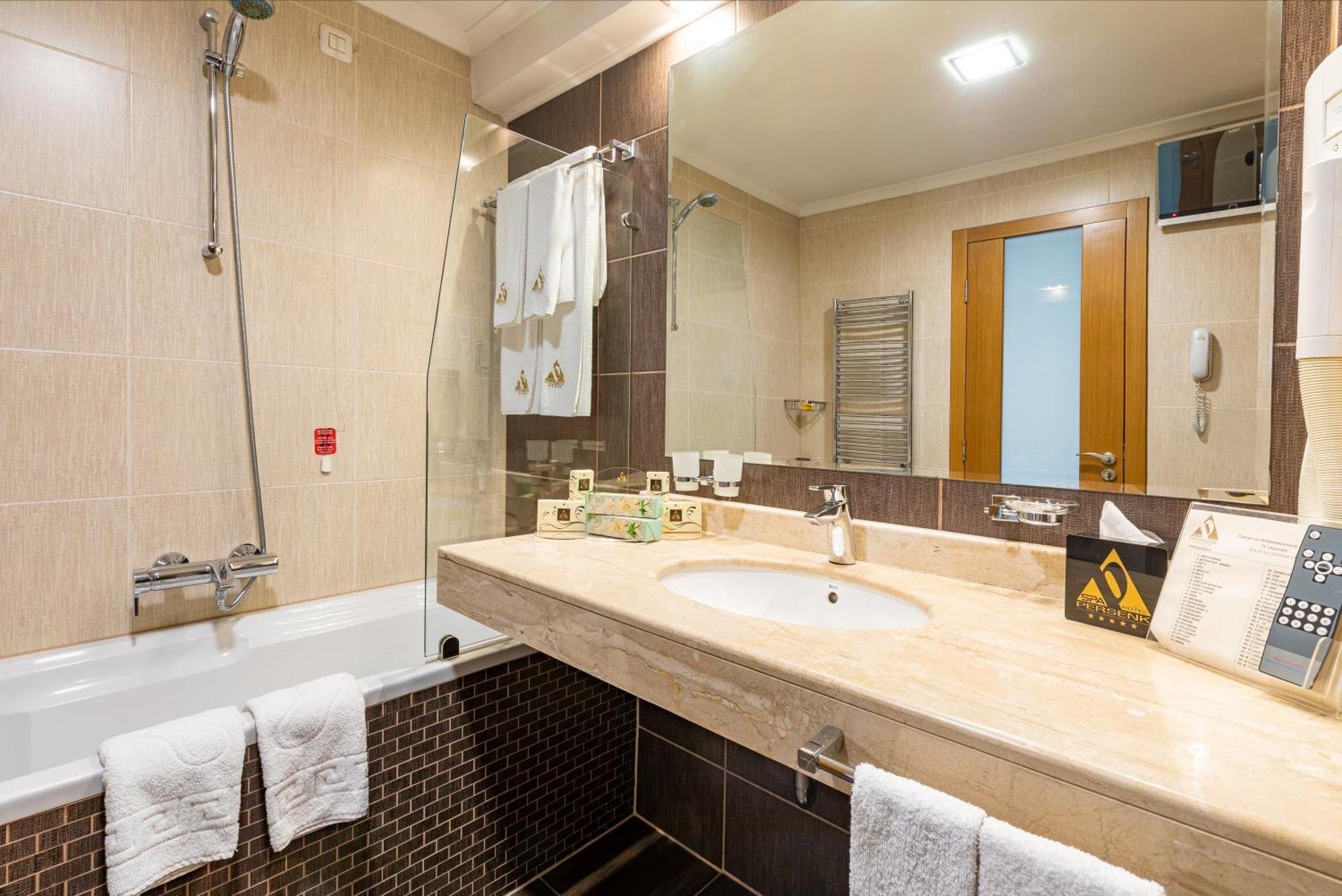 Spa Hotel Persenk Devin Luaran gambar Bathroom