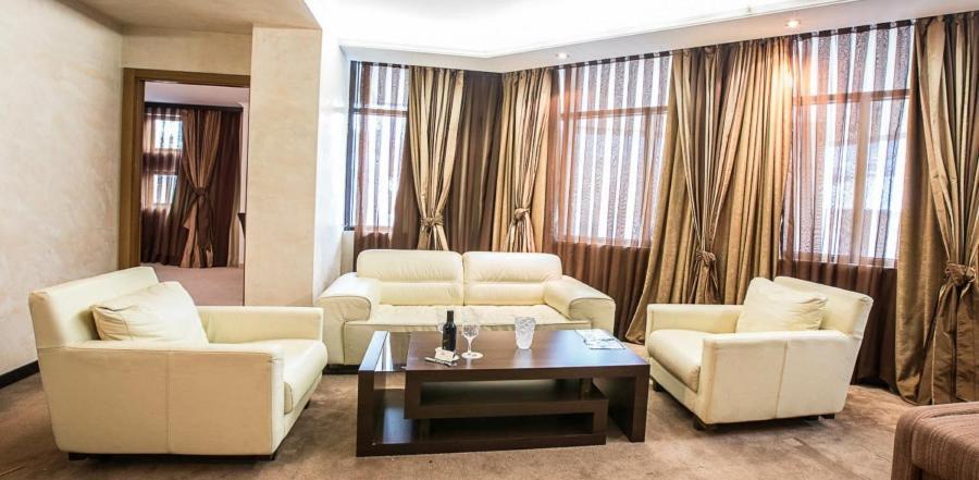 Spa Hotel Persenk Devin Bilik gambar A living room with curtains
