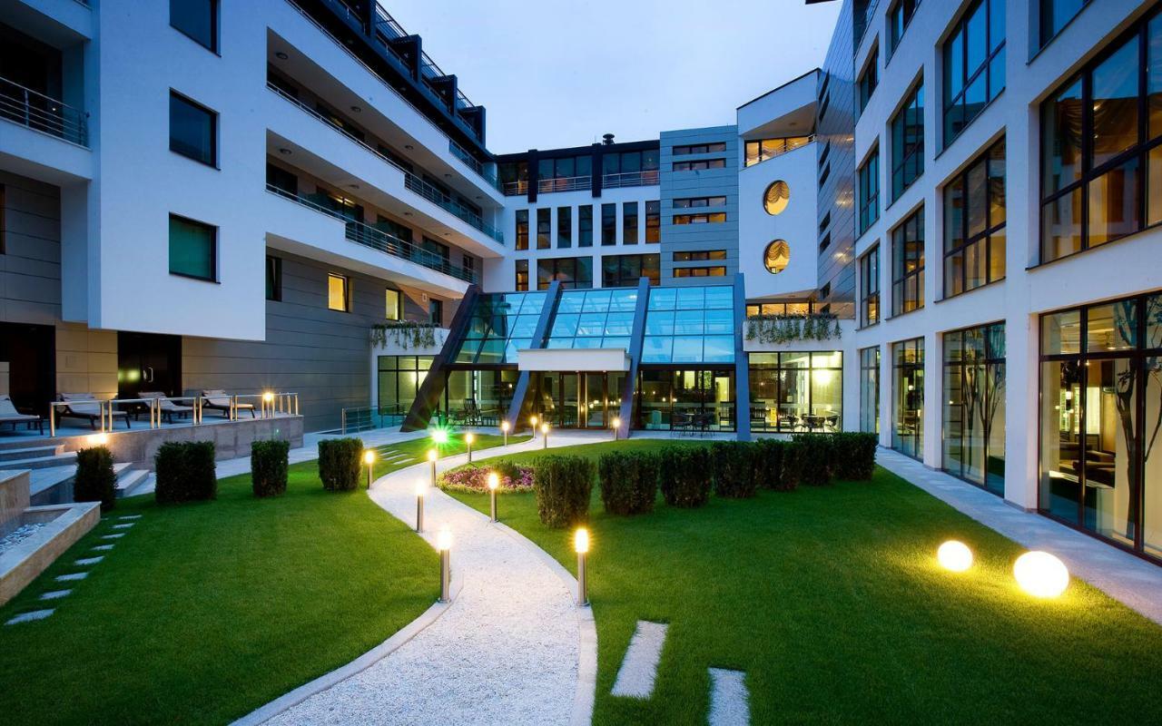 Spa Hotel Persenk Devin Luaran gambar The hotel's courtyard